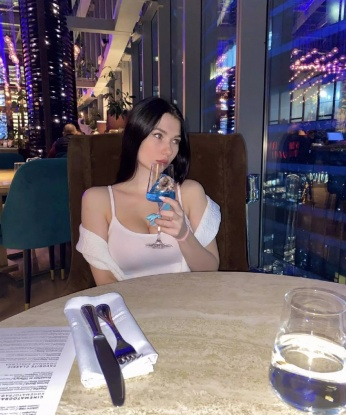 Умею быть креативной и удовлетворить все твои желания. 💋 У меня широкий спектр услуг, которые оставят тебя в полном восторге. ⭐ Я мастерица в эротическом массаже, доставлю тебе нереальное удовольствие. 🌟 Прекрасно знаю, как создать атмосферу расслабления и раскрыть все твои сексуальные фантазии. 💫 Отзывы моих постоянных клиентов говорят обо всем - ты точно не пожалеешь о проведенном со мной времени. 🌸 Живу в Москве и могу приехать к тебе или встретиться на своей территории. Фото реальные, без ретуши. ⚡ Не упустите возможность окунуться в мир наслаждения со мной. Жду тебя! 😘 Ясмина